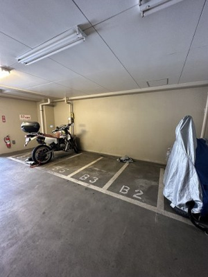【その他共用部分】 | ブーゲンビリア | 敷地内に屋内バイク置き場を完備しています！バイクをお持ちの方にオススメです♪