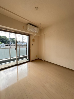 【洋室】 | ブーゲンビリア | 南向き洋室5.6帖☆バルコニーに繋がるお部屋です♪エアコン付きで1年中快適に過ごせますね☆室内物干しも完備しています◎