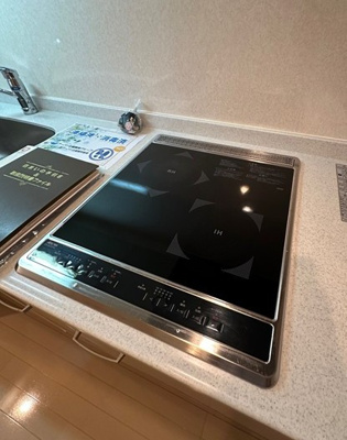 【キッチン】 | ブーゲンビリア | IH2口付きのシステムキッチンです☆IHは火を使わないので安心なうえ、お掃除もラクラク♪自炊生活で楽しく健康に！