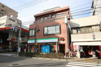 【外観】 | 小泉ビル　日暮里駅から徒歩７分・三河島駅から徒歩８分の好立地！日暮里繊維街通り沿いの物件です！４階建ての外観タイル張りマンション！コンビニやスーパーも近くで買い物便利！