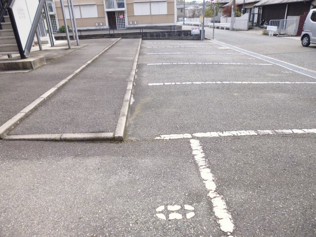 ラークコートの駐車場
