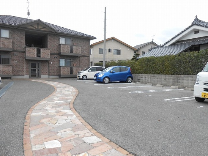 アザレアコートアミカ　B棟の駐車場