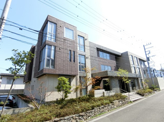 【外観】 | 東急東横線「綱島」駅・「大倉山」駅まで徒歩圏内の3階建てのマンション♪共用廊下はホテルライクな内廊下♪防犯対策も充実しています◎