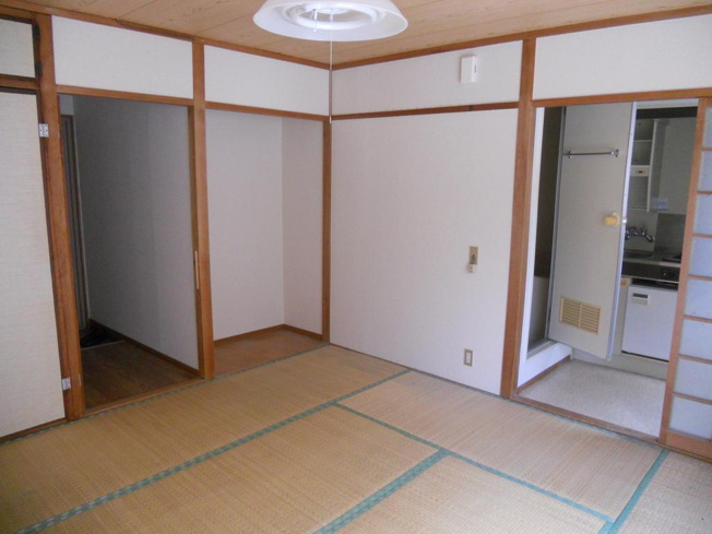 【居間・リビング】 | 和室８畳、こちらも南向きで明るい室内です