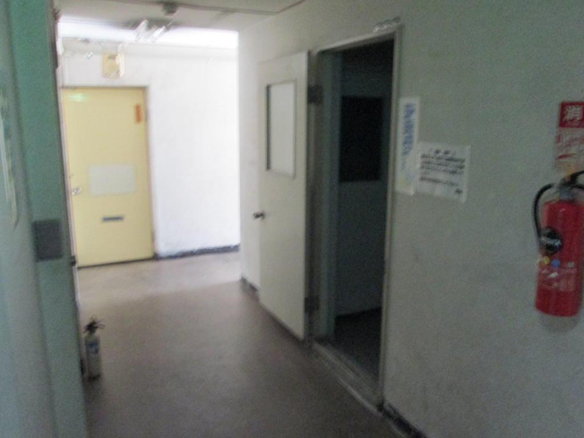 【ロビー】 | 宮本マンション | 廊下の真ん中に共用のお手洗いがあります。