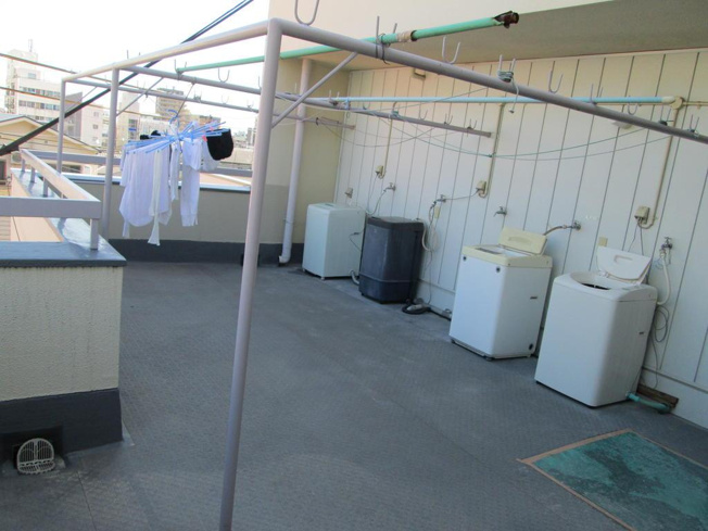 【その他共用部分】 | 宮本マンション | ベランダ部分にそれぞれの洗濯機を置けます