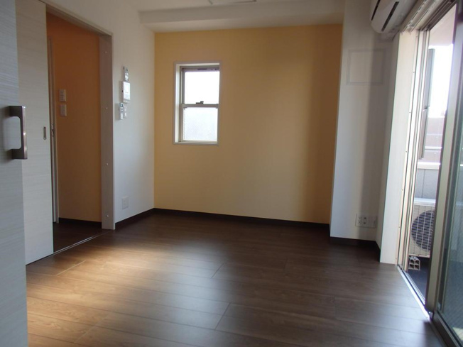 【居間・リビング】 | スミエール弐番館 | 全室角部屋で明るい室内。広さもございます。