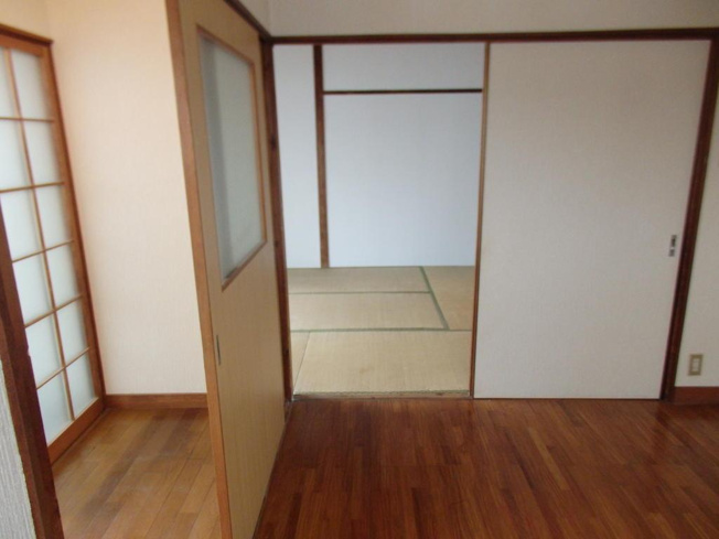 【居間・リビング】 | 筒井町３丁目戸建 | 全室窓がありますので明るい空間です
