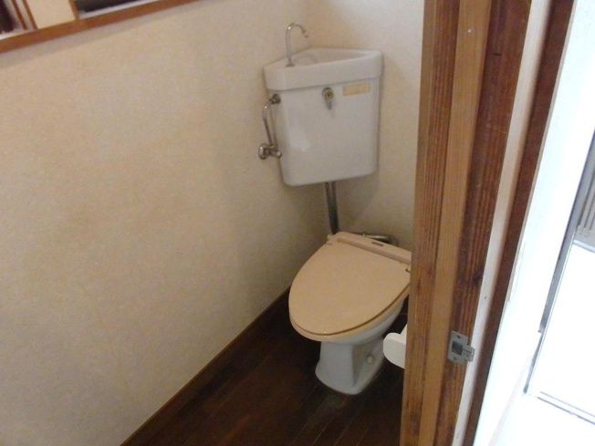 【トイレ】 | 筒井町３丁目戸建 | トイレにも小窓がついており明るい空間となってます。
