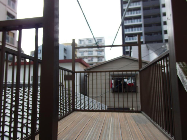 【バルコニー】 | 筒井町３丁目戸建 | 屋上に広いバルコニ-スペース有。洗濯物もよく乾きます