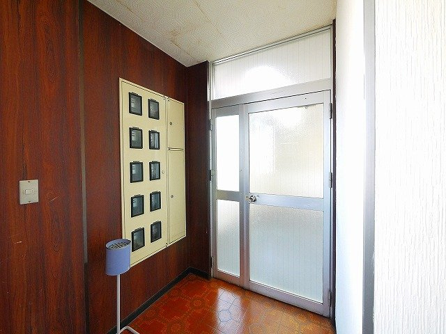 大和本社ビル別館の玄関