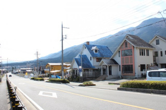 【周辺】 | 物件と前面道路と山々の風景
