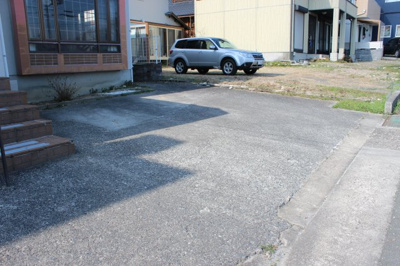 【駐車場】 | 大津市荒川　デザイナーズ戸建て | 玄関前駐車スペースはゆったり空間