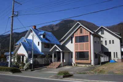 【外観】 | 大津市荒川　デザイナーズ戸建て | 店舗外観別角度、比良山系と青空に映えます