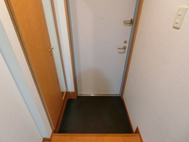 福生市大字熊川の賃貸マンションの玄関