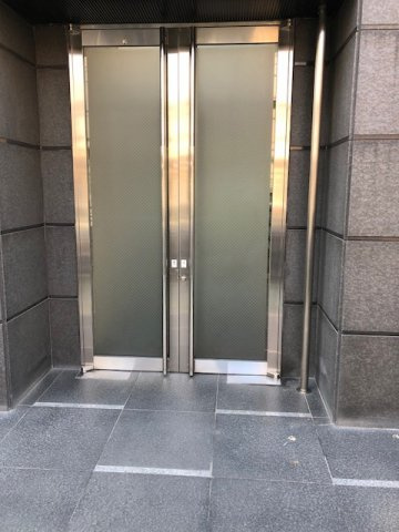 蔵前ミハマビルの玄関
