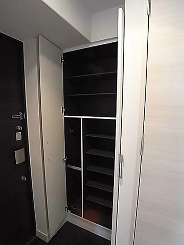 プレサンス神戸元町の玄関