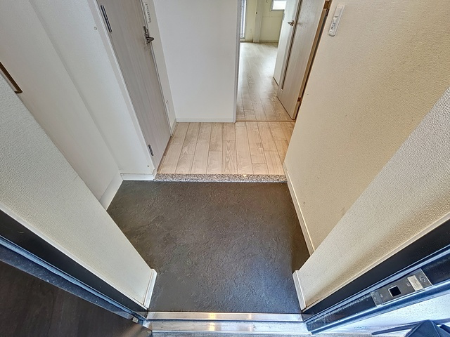 プレサンス神戸元町の玄関