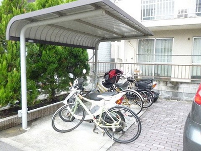 【その他共用部分】 | ディアコート | 屋根付きの駐輪場で雨が降っても大切な自転車が濡れなくてすみますね♪バイク駐輪もOKです！自転車・バイクがあれば通勤・通学、お買い物にも便利☆