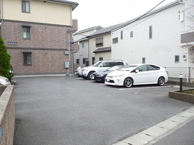 【駐車場】 | ディアコート | いつでも目の届く敷地内に駐車場があります♪荷物がかさばりがちなお買物にも、敷地内駐車場があると便利ですよね☆