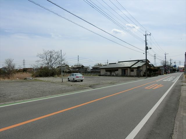 群馬県伊勢崎市境女塚　土地２９１坪の前面道路含む現地写真