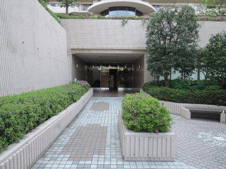 【エントランス】 | 東急田園都市線「あざみ野」駅徒歩16分、「江田」駅徒歩12分。
