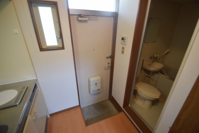 春日山西船ハイツの玄関|明るい玄関です