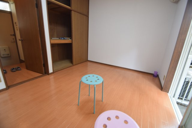 春日山西船ハイツの居間・リビング|洋室の別角度からです