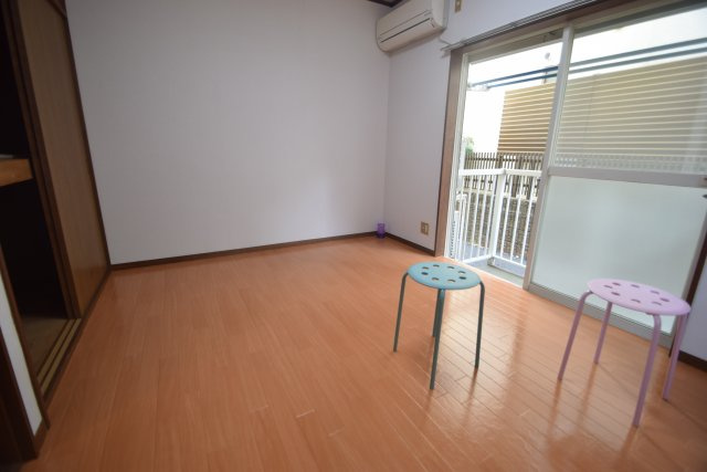 春日山西船ハイツの居間・リビング|洋室です