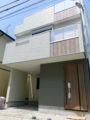 【外観】 | 夙川・郷免町新築戸建 | サイディング貼りの瀟洒な外観！屋上ルーフバルコニー部分まで外壁立ち上げ施工のため、大変ボリューム感があります。バルコニーは一部ポリカーボネートを取り入れデザイン性にも富んだ外観です。