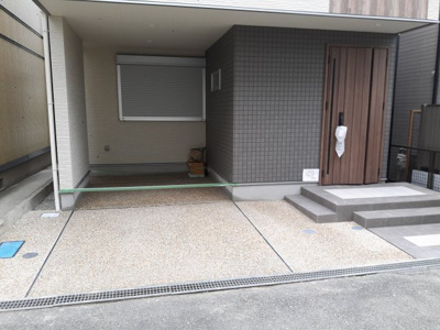 【駐車場】 | 夙川・郷免町新築戸建 | 大型車も楽々収納！散水栓、防水コンセントもあり、洗車もできます！
