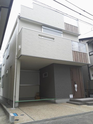 【外観】 | 夙川・郷免町新築戸建 | 車庫スペース（洗い出し仕上げ）　散水栓・防水コンセントも設置し洗車もラクラク！