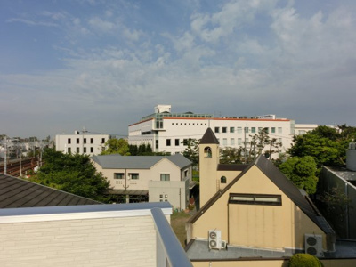 【展望】 | 夙川・郷免町新築戸建 | ルーフバルコニーからの眺望（大手前大学、西宮聖ペテロ教会を望む）
北側には甲山も望めます！
