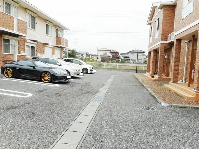 グリシーヌ・パレⅡB棟の駐車場