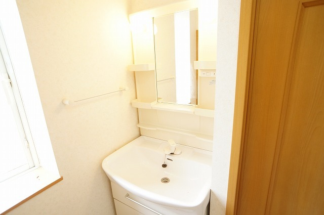 グリシーヌ・パレⅡB棟の独立洗面台