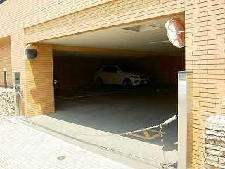 【駐車場】 | チェリーマンション地行 | 車をお持ちの方に嬉しい駐車場付きの物件です