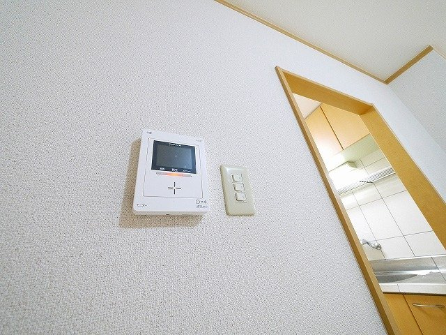 シャインヒルズⅠのセキュリティ|モニター付きインターホンがあればお部屋の中にいながら外の様子がよくわかります。