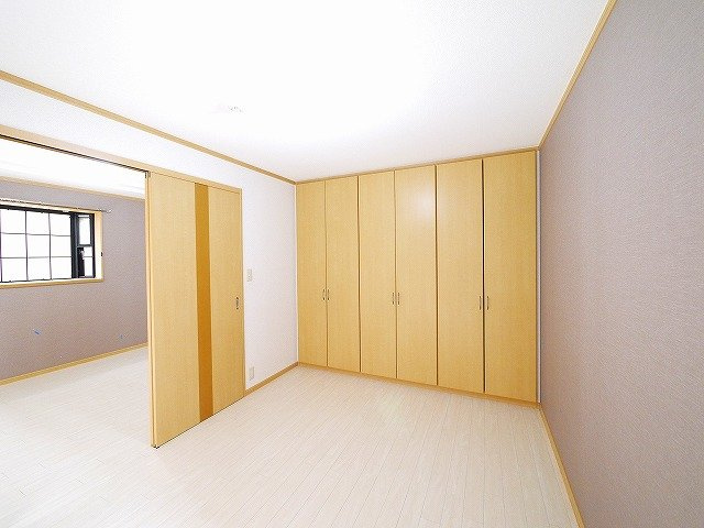 シャインヒルズⅠの洋室|趣味の家具などを置いてもいいですね。