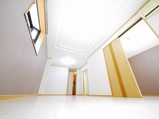 シャインヒルズⅠの居間・リビング|圧迫感を感じることが少ないお部屋です。