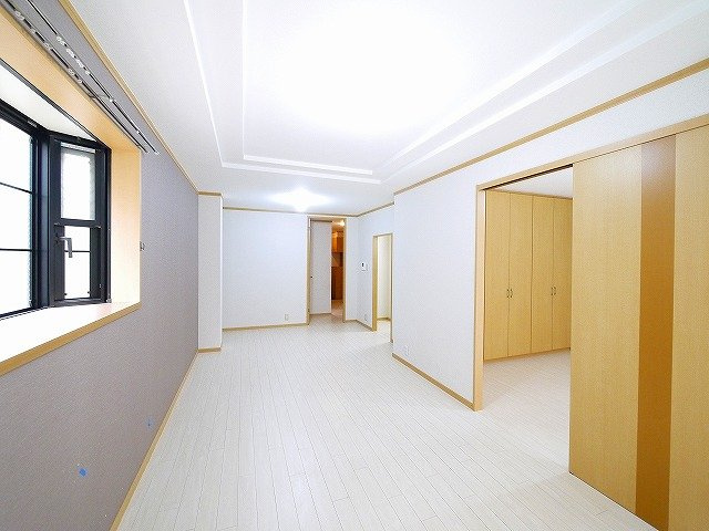 シャインヒルズⅠの居間・リビング|明るい日差しが入る空気の入れ替えもしやすいお部屋です。