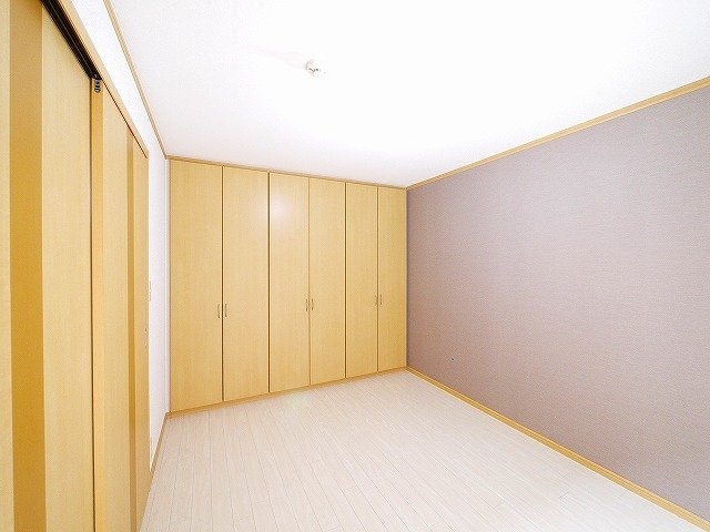 シャインヒルズⅠの洋室|明るい日差しが入るお部屋です。