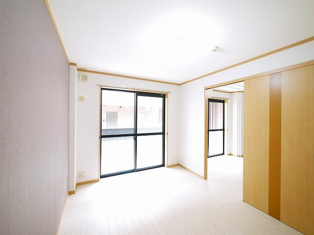 シャインヒルズⅠの居間・リビング|家具・家電の配置がしやすいお部屋です。