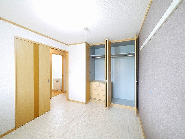 シャインヒルズⅠの洋室|収納スペースもしっかりあるお部屋です。