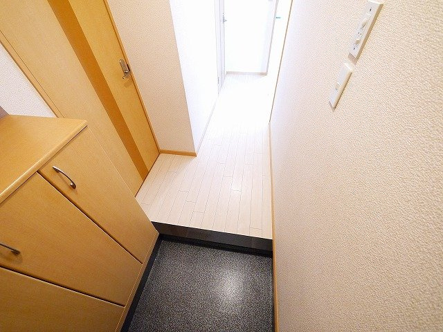 シャインヒルズⅠの玄関|下駄箱もしっかりある玄関スペースです。