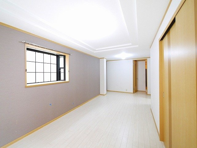 シャインヒルズⅠの居間・リビング|窓がしっかりあるお部屋です。