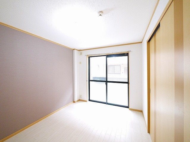 シャインヒルズⅠの洋室|ベッドなどを置いてもゆとりあるお部屋です。