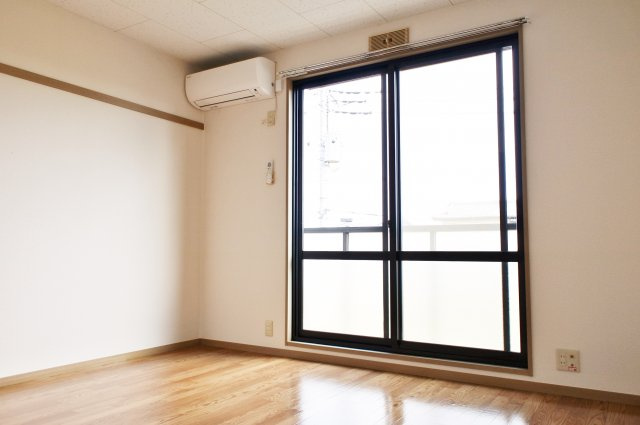 コーポウインズBの洋室