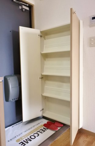 コーポウインズBの玄関|下駄箱付き