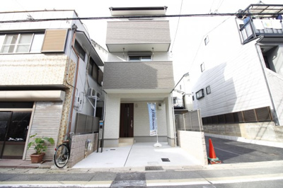 【外観】 | 伏見区醍醐僧尊坊町　新築戸建 | 地下鉄東西線『醍醐駅』徒歩9分。スーパーやコンビニが近くに点在、地下鉄「醍醐駅」にはショッピングモールの『アルプラザ醍醐』がありお買物が便利です。外構費込みの嬉しい価格。