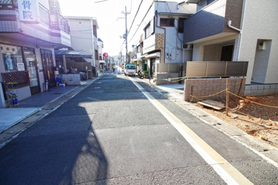 【前面道路含む現地写真】 | 伏見区醍醐僧尊坊町　新築戸建 | 前道幅員6ｍあり、運転が苦手な方でも駐車がラクラク安心ですね。郵便局が徒歩約2分！金融機関や飲食店が近くて暮らしやすい立地です。小学校徒歩3分・中学校徒歩5分で児童公園も近くにあり安心です。